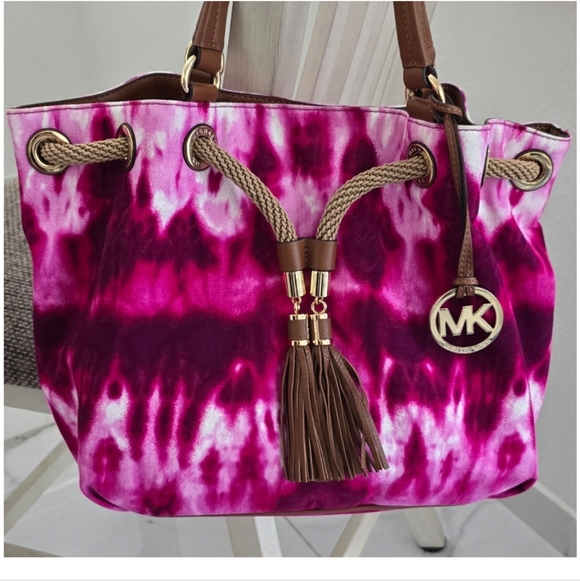 MICHAEL KORS MARINA Large Gathered Pink Tie-Dyed Canvas Drawstring Tassel Bag - Picture 3 of 16